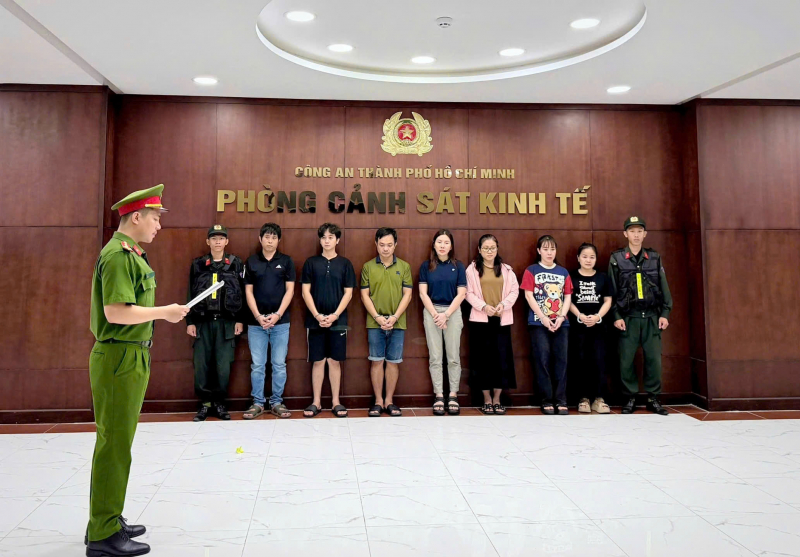 Triệt phá đường dây đổ 20 tấn chất thải trái phép quy mô lớn -0