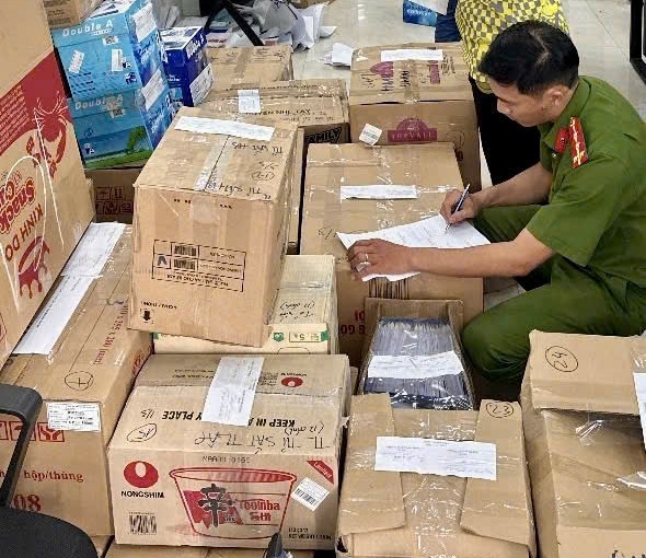 Triệt phá đường dây đổ 20 tấn chất thải trái phép quy mô lớn -0