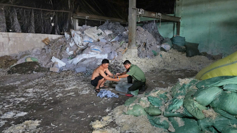 Triệt phá đường dây đổ 20 tấn chất thải trái phép quy mô lớn -0
