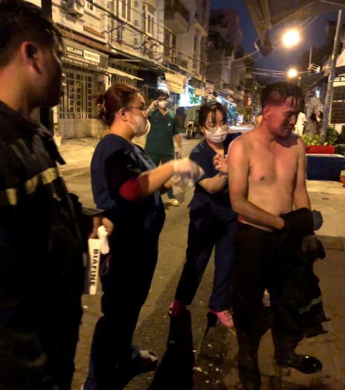 Đại úy Công an băng mình qua lửa dữ, cứu cháu bé 13 tháng tuổi thoát khỏi hỏa hoạn -0