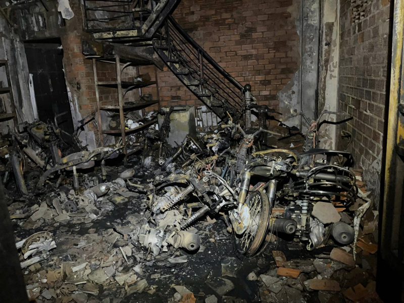 Đại úy Công an băng mình qua lửa dữ, cứu cháu bé 13 tháng tuổi thoát khỏi hỏa hoạn -0