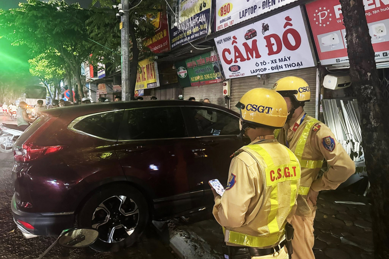 Lao xe vào cửa hàng cầm đồ, tài xế ô tô vi phạm nồng độ cồn -0