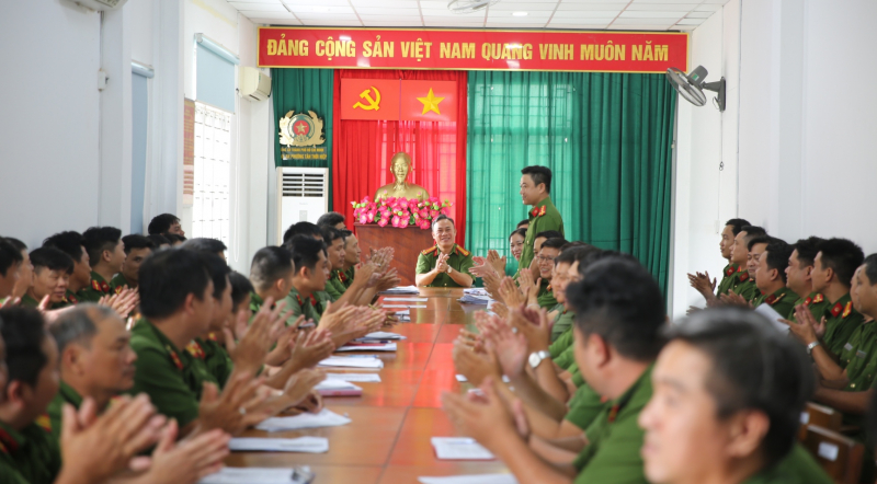 Đại úy Công an băng mình qua lửa dữ, cứu cháu bé 13 tháng tuổi thoát khỏi hỏa hoạn -0