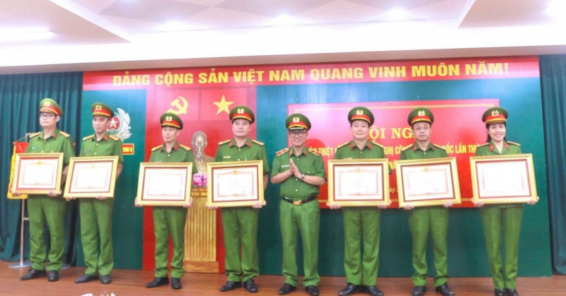 ảnh tại lễ trao bằng khen của thủ tướng (đứng thứ 3 từ trái qua).jpg -0