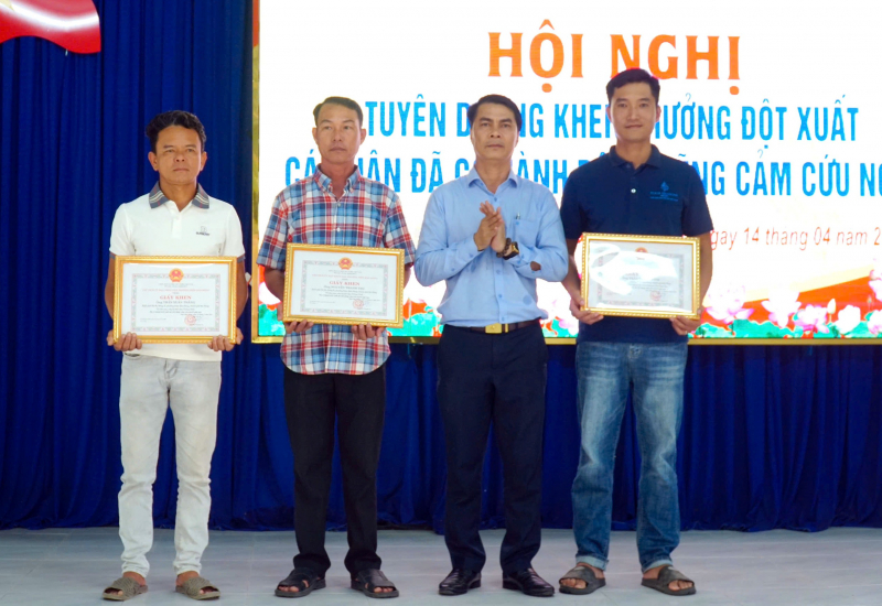 Khen thưởng 3 cá nhân dũng cảm cứu 13 người bị đuối nước -0