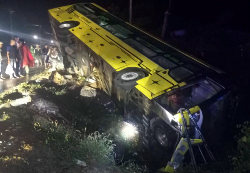 9 người thoát nạn khi xe khách bị lật trong mưa trên Quốc lộ 14 -0