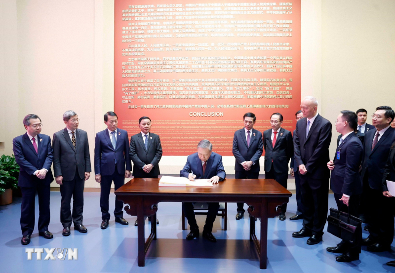 Tổng Bí thư, Chủ tịch nước Tô Lâm thăm Bảo tàng Lịch sử Đảng Cộng sản Trung Quốc -0