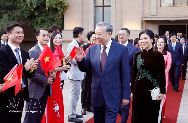 Top leader meets Vietnamese diplomatic staff, community in China -0