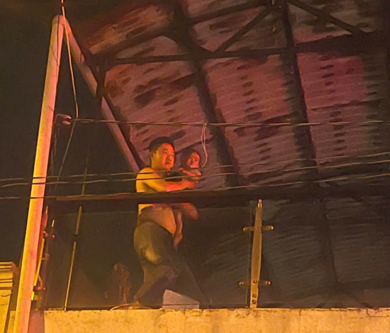 Đại úy Công an băng mình qua lửa dữ, cứu cháu bé 13 tháng tuổi thoát khỏi hỏa hoạn -1