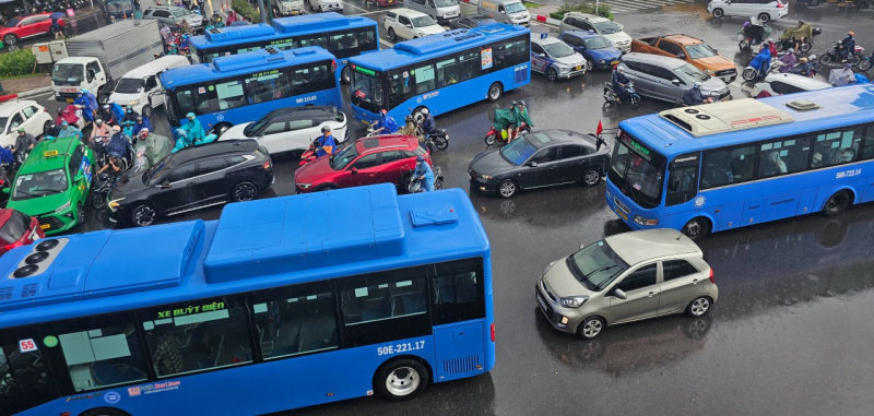 Tạo đột phá từ xe buýt “sạch” và miễn phí đi lại bằng xe buýt  -0