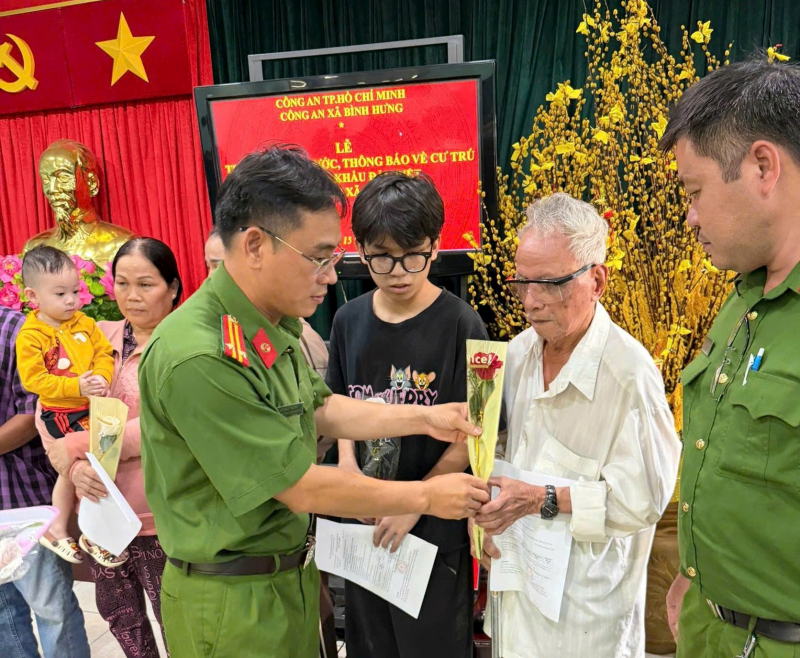 Công an TP Hồ Chí Minh: Mang niềm vui, trao 