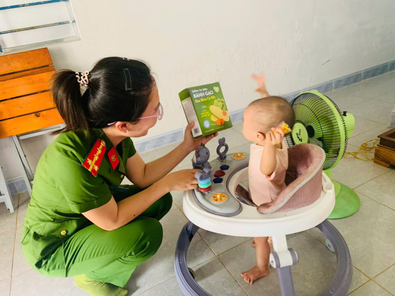 Thăm hỏi, động viên gia đình cháu nhỏ bị mẹ dùng tay “bóp miệng, bóp mũi” -0