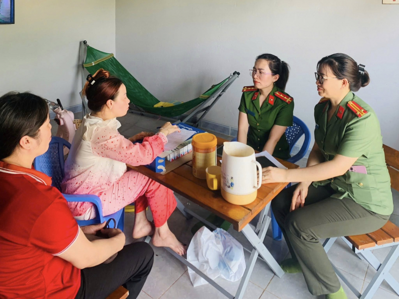 Thăm hỏi, động viên gia đình cháu nhỏ bị mẹ dùng tay “bóp miệng, bóp mũi” -0