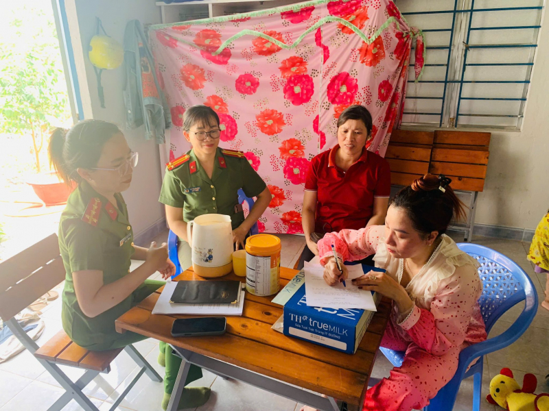 Thăm hỏi, động viên gia đình cháu nhỏ bị mẹ dùng tay “bóp miệng, bóp mũi” -0