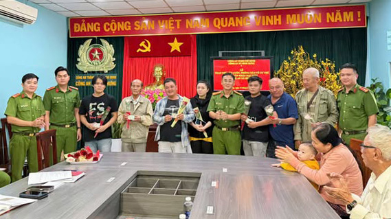 Công an TP Hồ Chí Minh: Mang niềm vui, trao 
