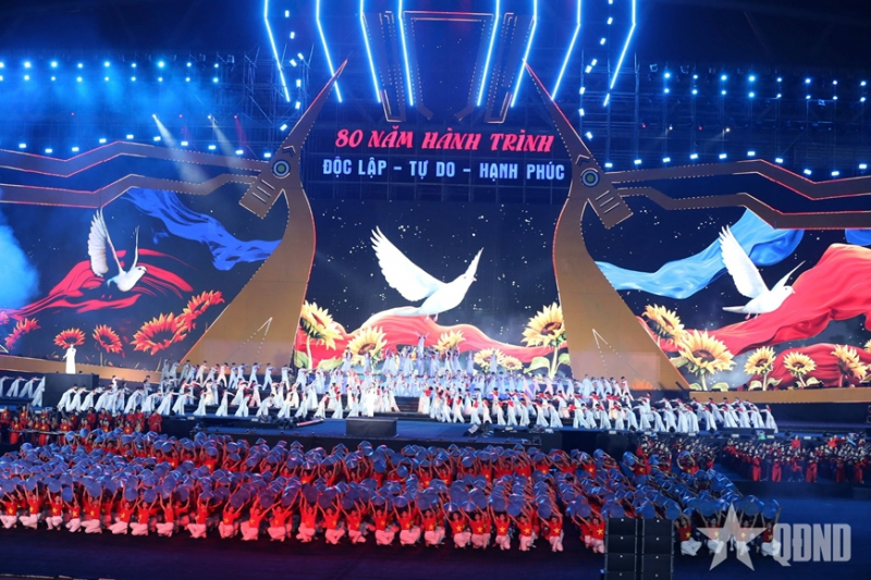 chuong trình ngh- thu-t d-c bi-t “80 nam hành trình ð-c l-p - t- do - h-nh phúc” là b-n giao hu-ng c-a l-ch s-.jpg -0