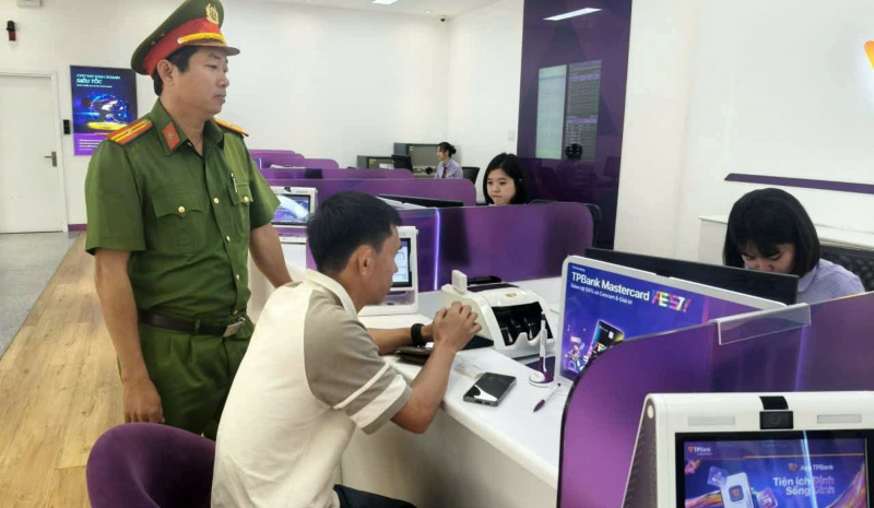 Công an xã hỗ trợ chuyển trả 1,2 tỷ đồng tiền chuyển khoản nhầm -0