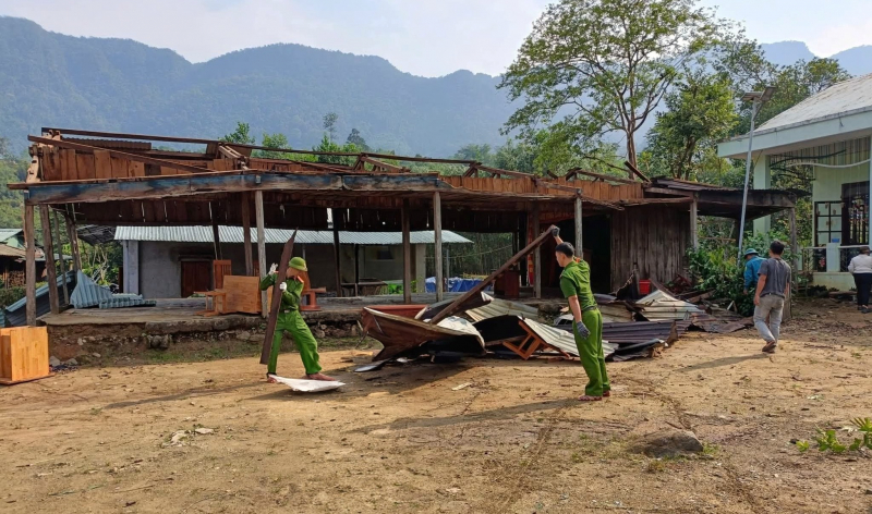 Mưa lớn kèm lốc xoáy gây tốc mái nhiều nhà dân ở vùng biên giới Đà Nẵng -0