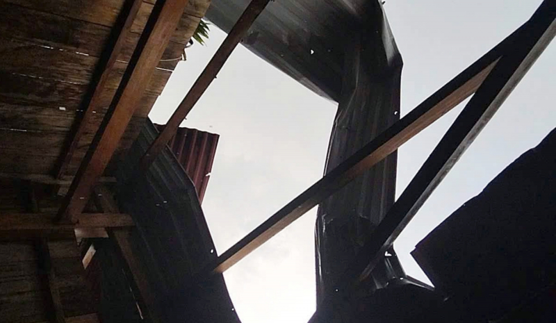 Mưa lớn kèm lốc xoáy gây tốc mái nhiều nhà dân ở vùng biên giới Đà Nẵng -0