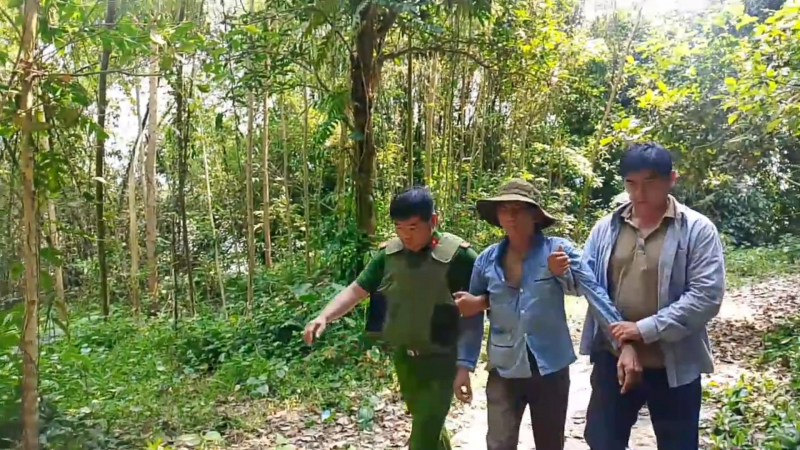 Quảng Ngãi: Vây bắt đối tượng gây án cố thủ trên núi -0