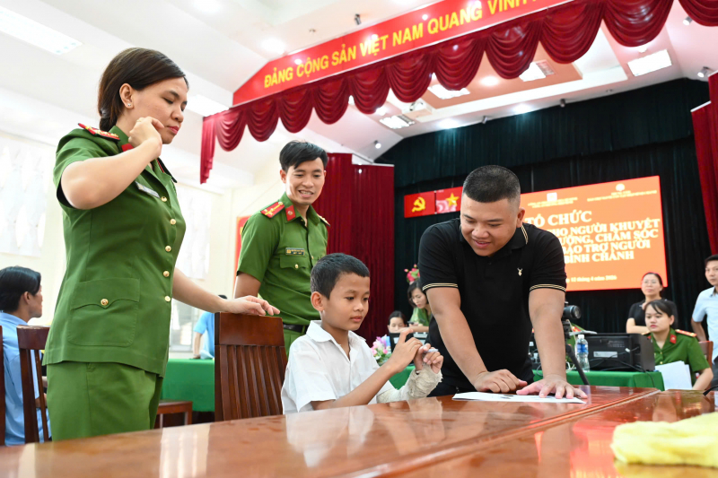 Công an TP Hồ Chí Minh: Mang niềm vui, trao 