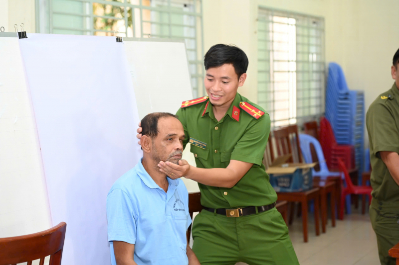 Công an TP Hồ Chí Minh: Mang niềm vui, trao 