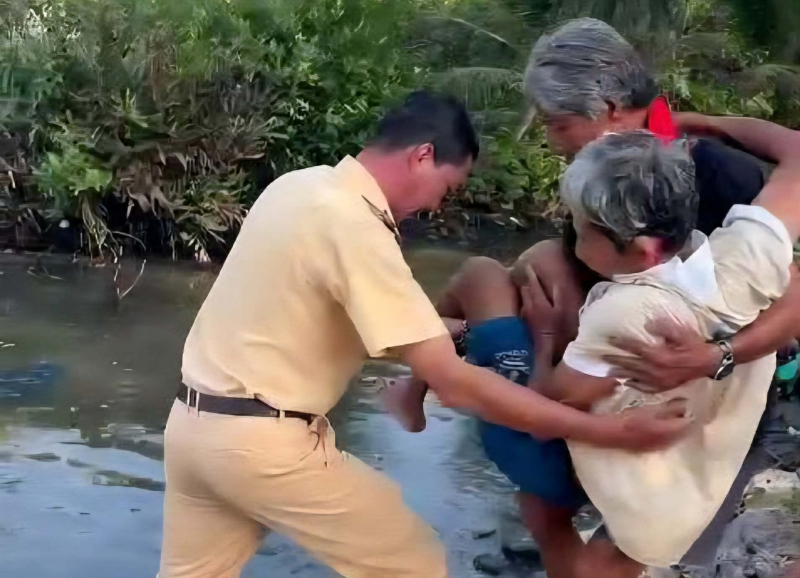 Cảnh sát đường thủy Công an tỉnh Cà Mau vượt 12km đường sông cứu người thoát 