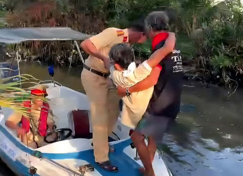 Cảnh sát đường thủy Công an tỉnh Cà Mau vượt 12km đường sông cứu người thoát 