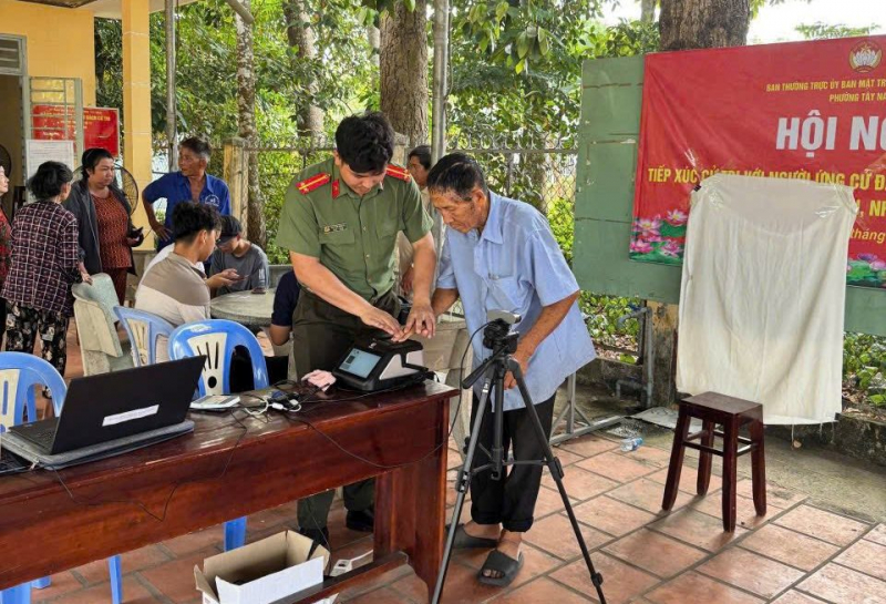 Lan tỏa hình ảnh đẹp người chiến sĩ Công an cơ sở trong cao điểm thi đua “Ba nhất” -2