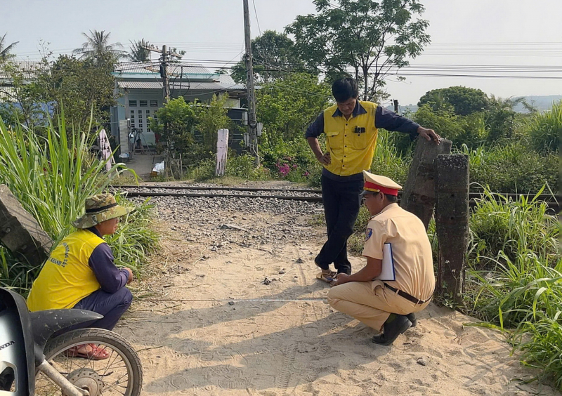 Từ vụ tai nạn nghiêm trọng, CSGT rà soát, xử lý lối đi tự mở qua đường sắt ở Đắk Lắk -0