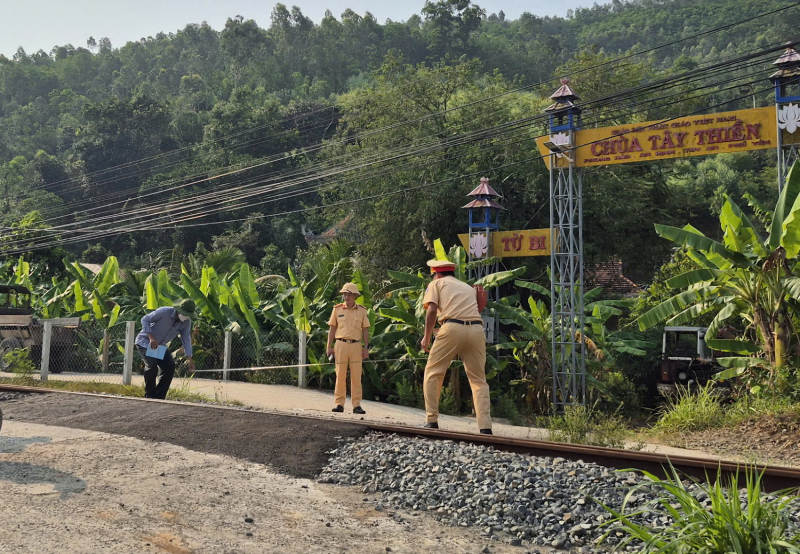 Từ vụ tai nạn nghiêm trọng, CSGT rà soát, xử lý lối đi tự mở qua đường sắt ở Đắk Lắk -0
