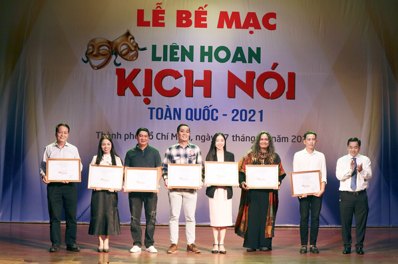 hoàng duy linh (áo so mi ca rô - gi-a) lãnh gi-i trong liên hoa k-ch nói nam 2021.jpg -1