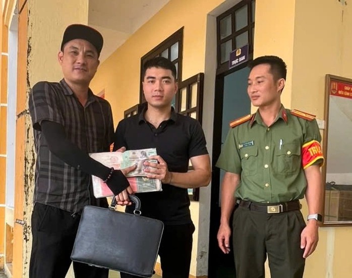 Đang chạy bộ nhặt được chiếc cặp có 350 triệu đồng, người đàn ông tìm cách trả lại -0