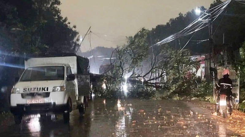 Mưa đá, dông lốc khiến 1 người chết, hơn 1.000 căn nhà tốc mái -0