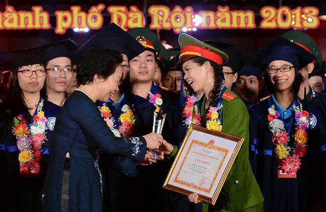 Thiếu tá Đặng Thị Thủy- nữ Phó Đội trưởng có nhiều sáng kiến trong công việc -0