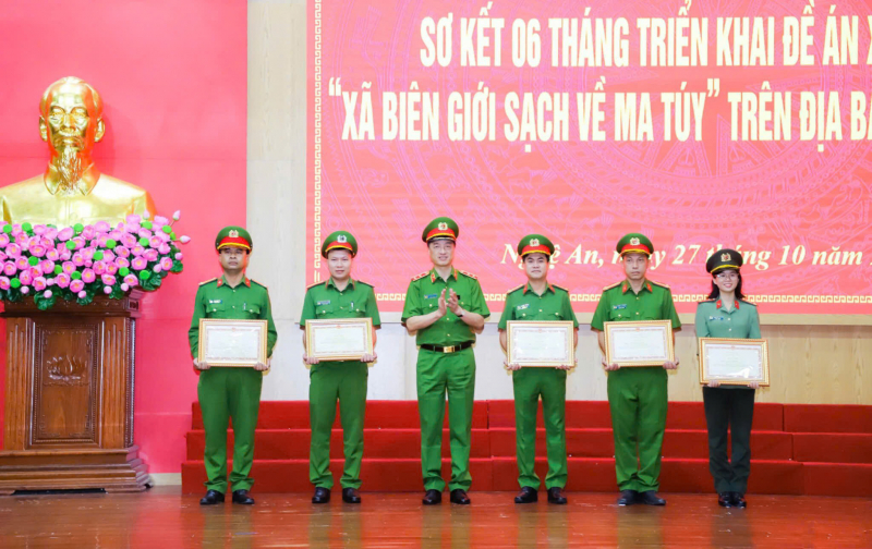 Thiếu tá Đặng Thị Thủy- nữ Phó Đội trưởng có nhiều sáng kiến trong công việc -0