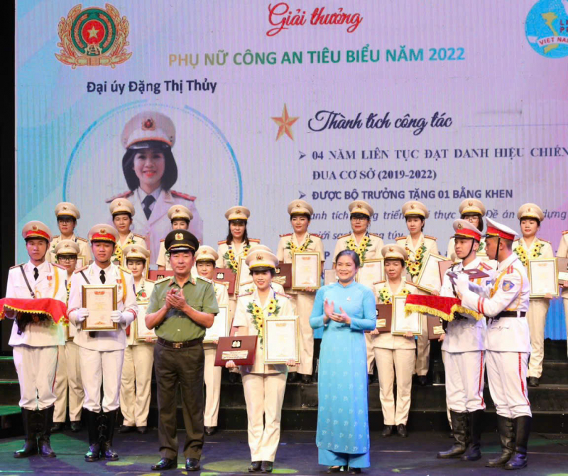 Thiếu tá Đặng Thị Thủy- nữ Phó Đội trưởng có nhiều sáng kiến trong công việc -0