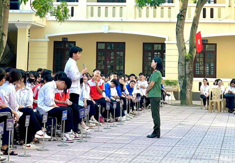 Thiếu tá Đặng Thị Thủy- nữ Phó Đội trưởng có nhiều sáng kiến trong công việc -0