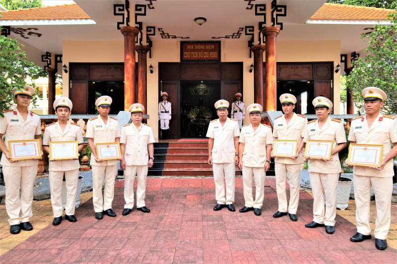 Quyết liệt với tội phạm, nghĩa tình với nhân dân -0