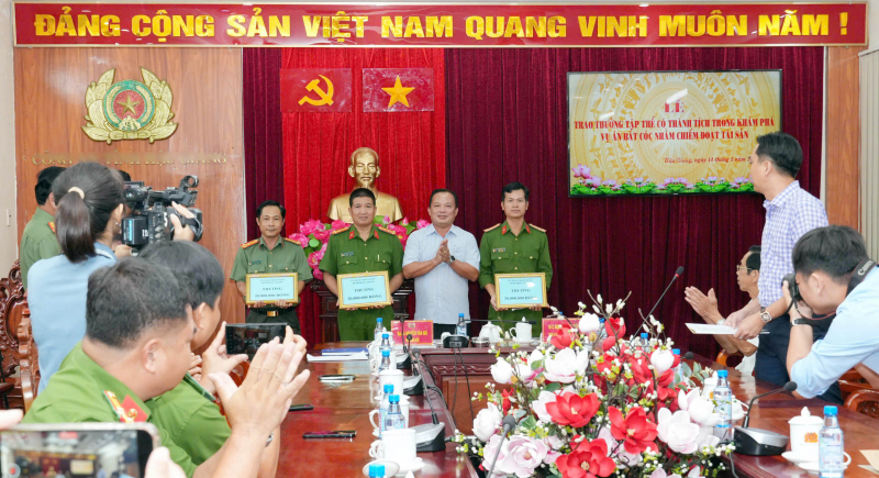 Quyết liệt với tội phạm, nghĩa tình với nhân dân -0