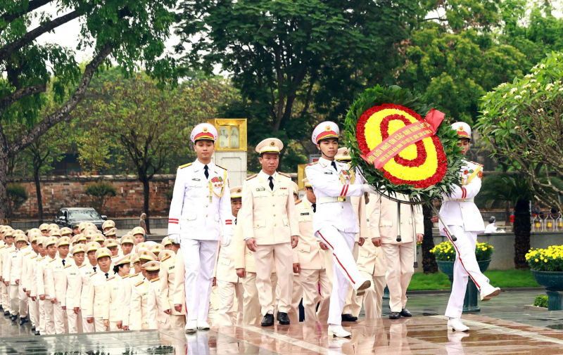 Đoàn đại biểu lực lượng Cảnh sát hình sự vào Lăng, viếng Chủ tịch Hồ Chí Minh -0