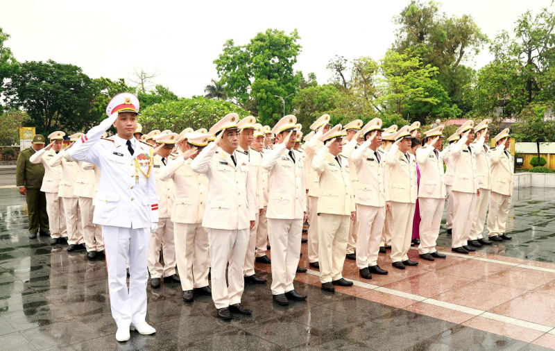 Đoàn đại biểu lực lượng Cảnh sát hình sự vào Lăng, viếng Chủ tịch Hồ Chí Minh -0