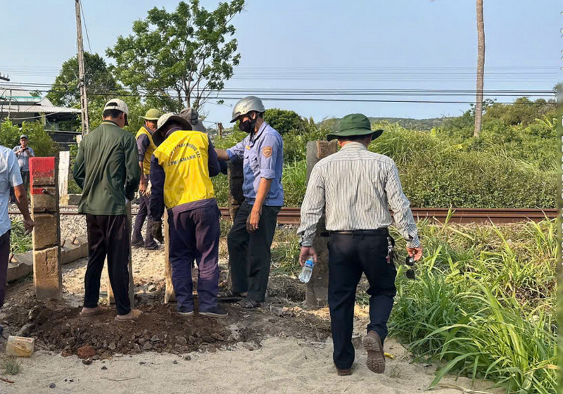 Từ vụ tai nạn nghiêm trọng, CSGT rà soát, xử lý lối đi tự mở qua đường sắt ở Đắk Lắk -0