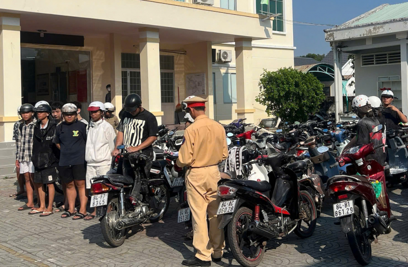 Triệu tập nhóm thanh thiếu niên chạy xe dàn hàng ngang, ném bột vào mặt người đi đường -0