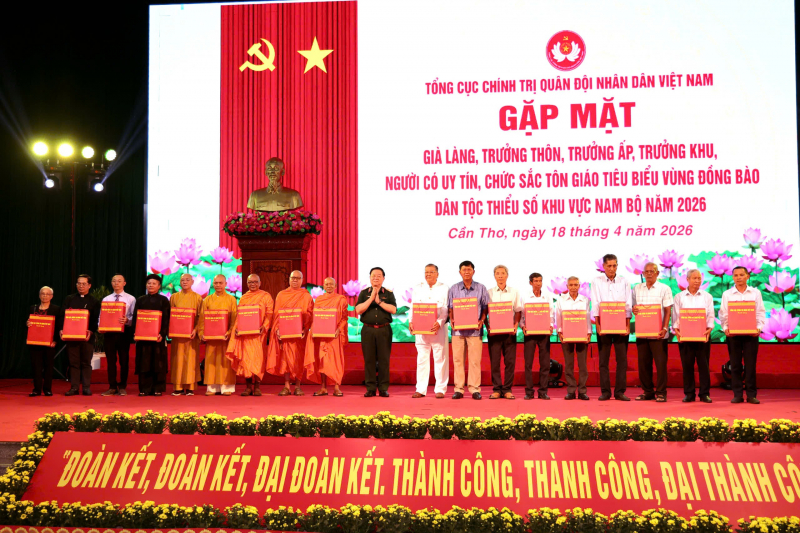 Phát huy vai trò già làng, trưởng thôn, người có uy tín, chức sắc tôn giáo -0