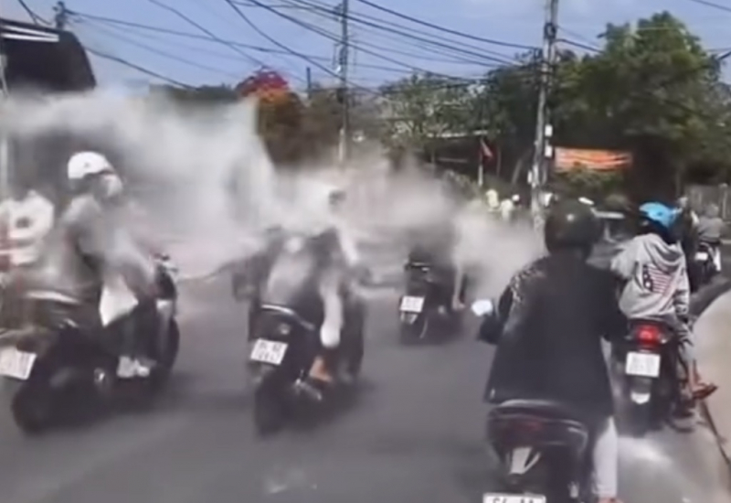 Xử lý hơn 30 trường hợp vi phạm vụ chạy xe dàn hàng ngang, ném bột vào mặt người đi đường -0