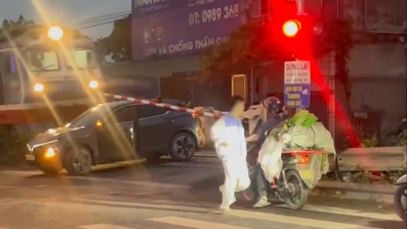 Hà Nội: cố vượt đường ngang, ô tô bị tàu hỏa tông văng xa -0