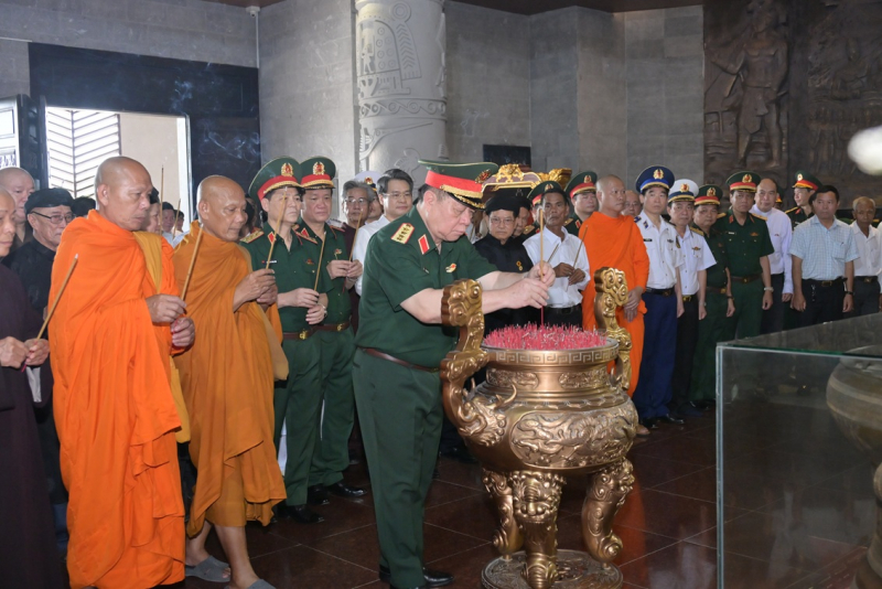 Phát huy vai trò già làng, trưởng thôn, trưởng ấp, trưởng khu, người có uy tín, chức sắc tôn giáo -0