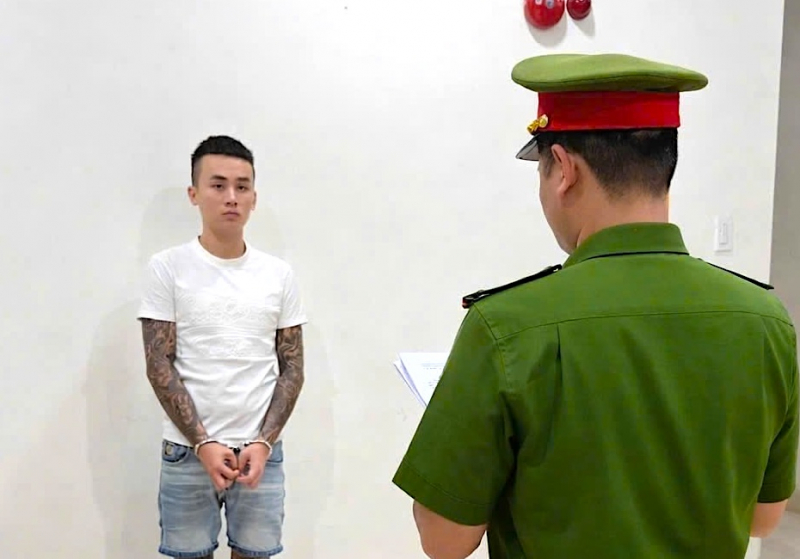 Nhờ đến nhà đón con đi học rồi hiếp dâm, cướp tài sản -0