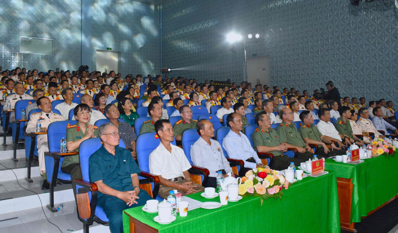 “Giai điệu bình yên” tôn vinh Công an vùng đất sen hồng Đồng Tháp -0
